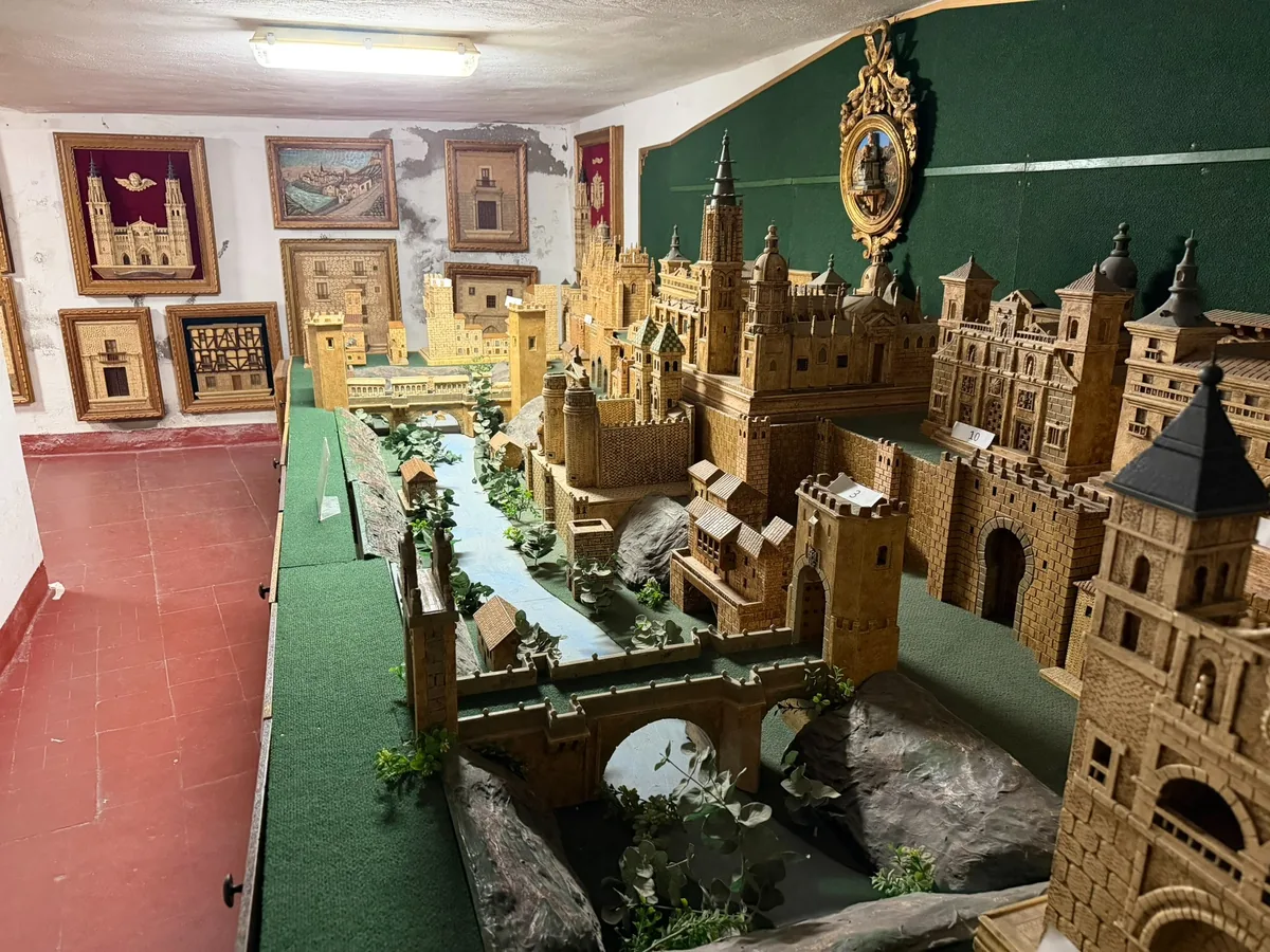 Colección de maquetas de monumentos de Toledo en un sótano privado